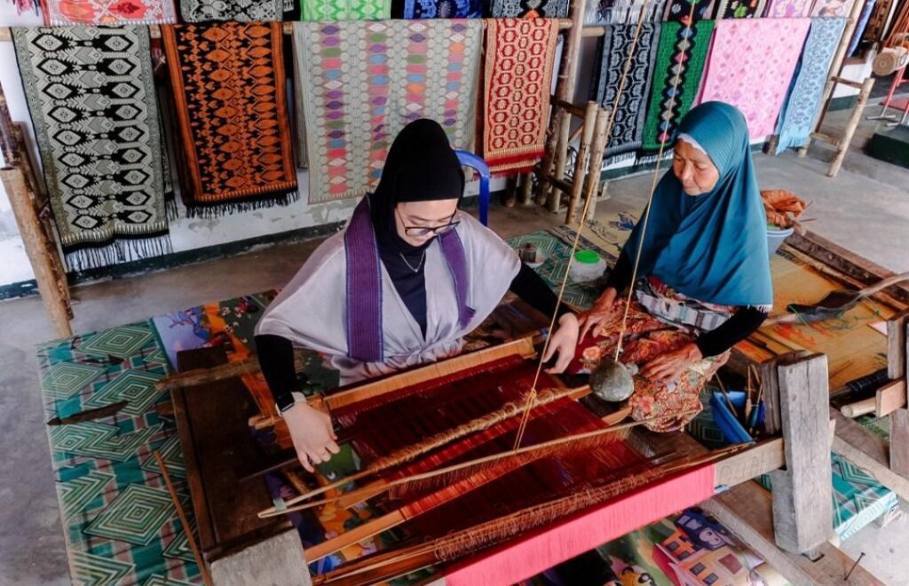 SUKARARA WEAVING VILLAGE TOUR LOMBOK 110167