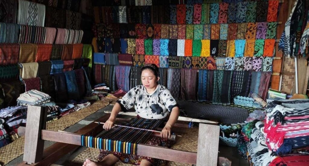 SUKARARA WEAVING VILLAGE TOUR LOMBOK 110173